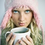 Piękna dziewczyna pijąca aromatyczną herbatę Gonseen